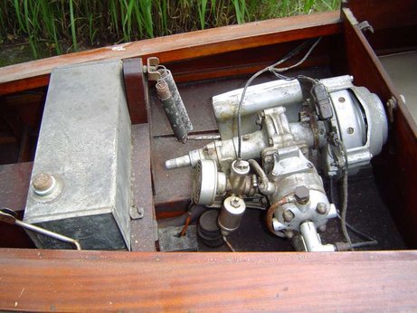 Der Motor und Originaltank (ca. 5 l)
