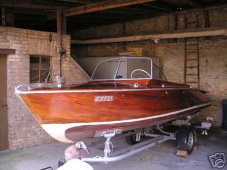 Das gleiche Boot von vorne-man beachte den Bugbeschlag und die steile Scheibe.