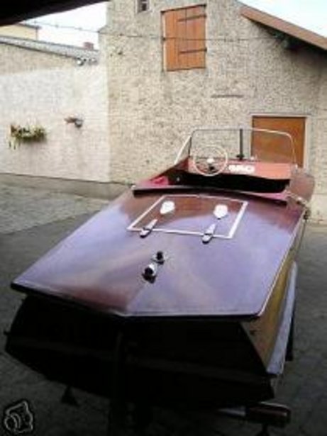 Ein Boot von Ernst Besmer mit Wartburg IB